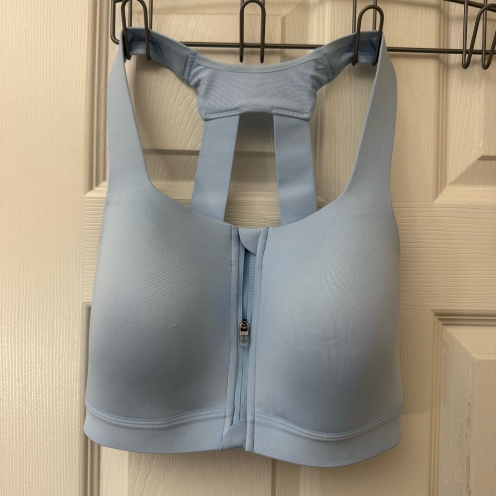 All in Motion Women’s Light Blue Front Zip Sports Bra Size 34D Medium Support